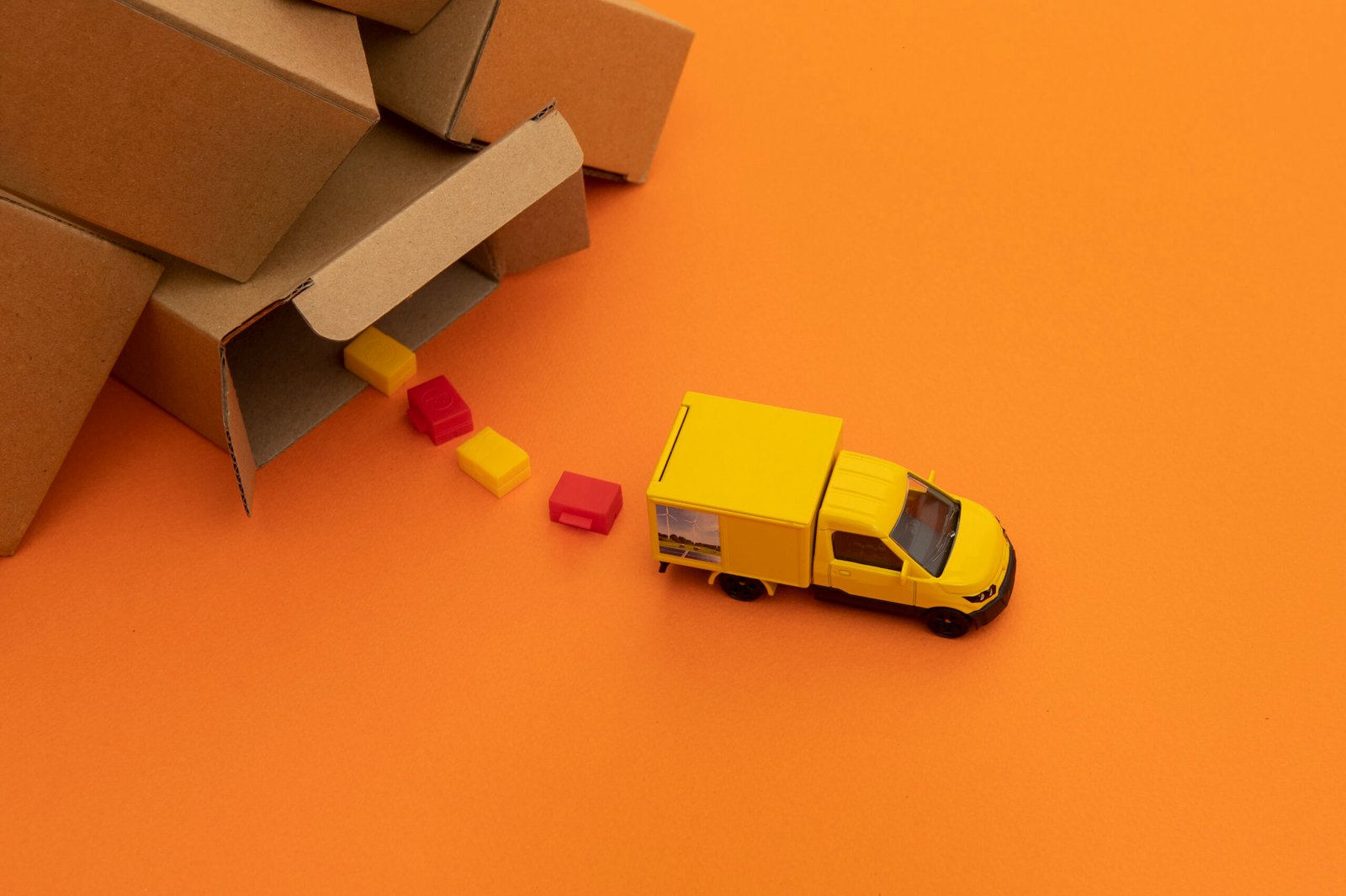 representacion-de-la-cadena-de-suministro-con-furgoneta-de-alto-angulo